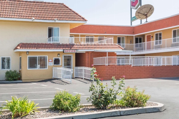 Super 8 by Wyndham Azusa image 1