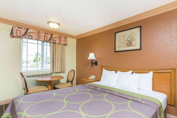 Super 8 by Wyndham Azusa image 10