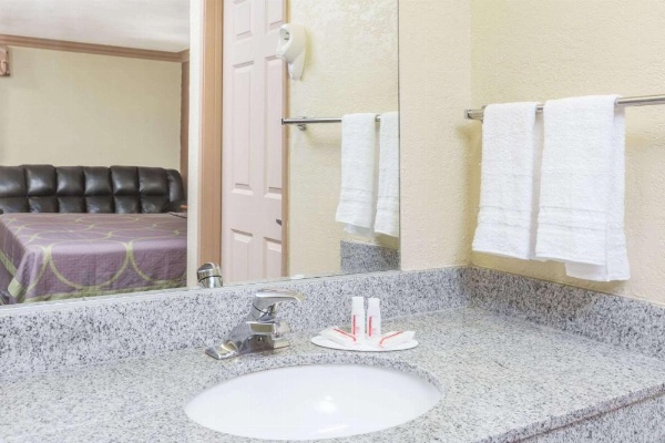 Super 8 by Wyndham Azusa image 12