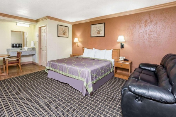 Super 8 by Wyndham Azusa image 9